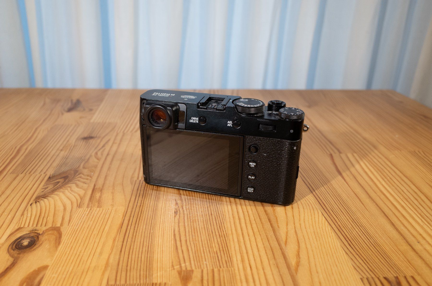 Fujifilm Fotocamera: Fujifilm X100V + Leder Case und 2 extra Akkus – Usato da Wädenswil venduto da SO2 2