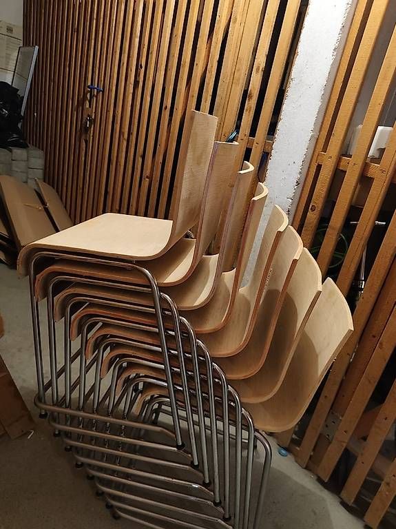 Stühle: 20 stapelbare Stühle zu verkaufen – Gebraucht aus Ennetmoos von Tilfreds