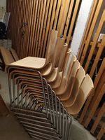 20 stapelbare Stühle zu verkaufen