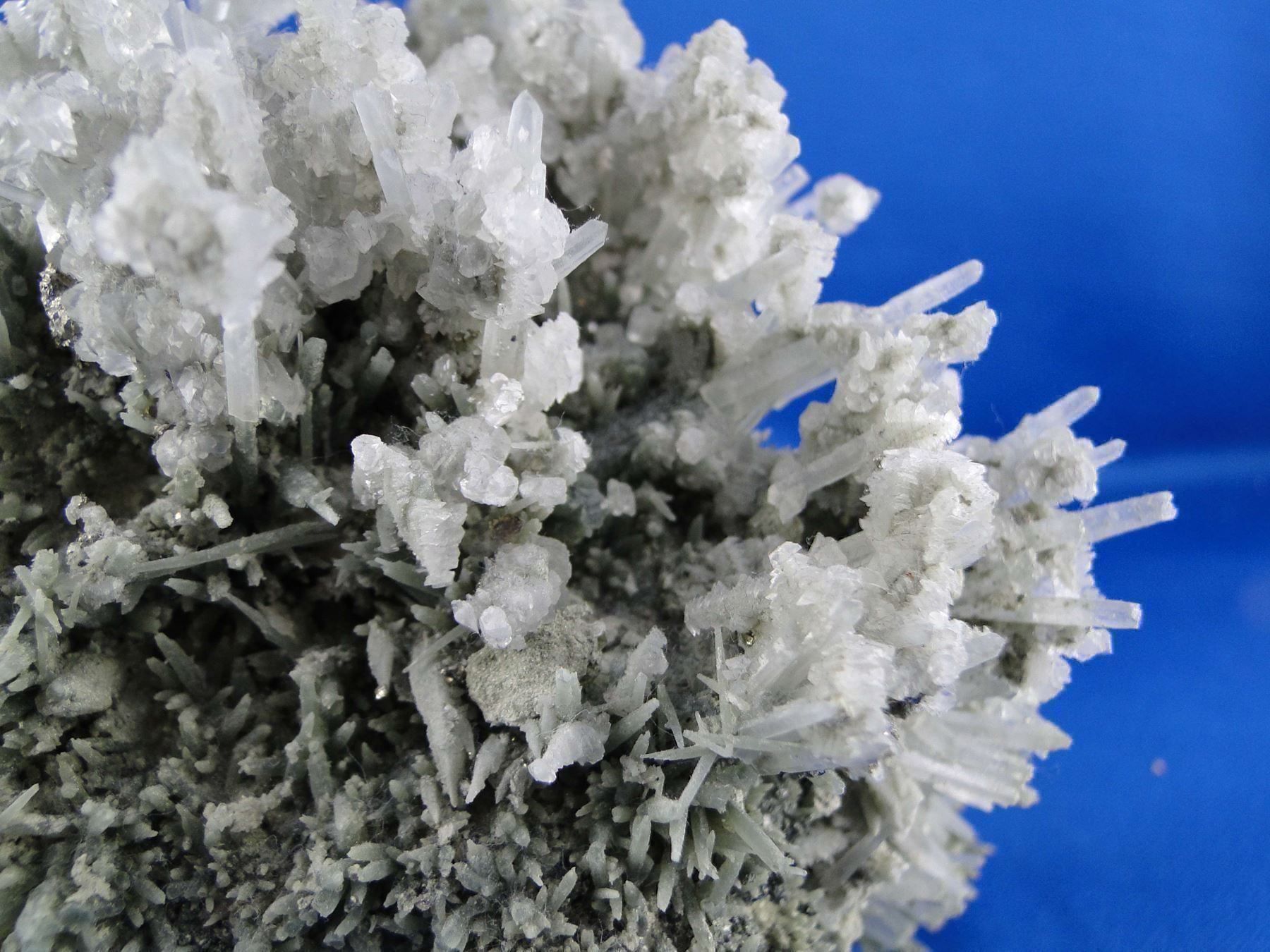 Minerali & Pietre curative: Calcite auf Bergkristall var Prasem – Usato da Schinznach Bad venduto da Demerald 9