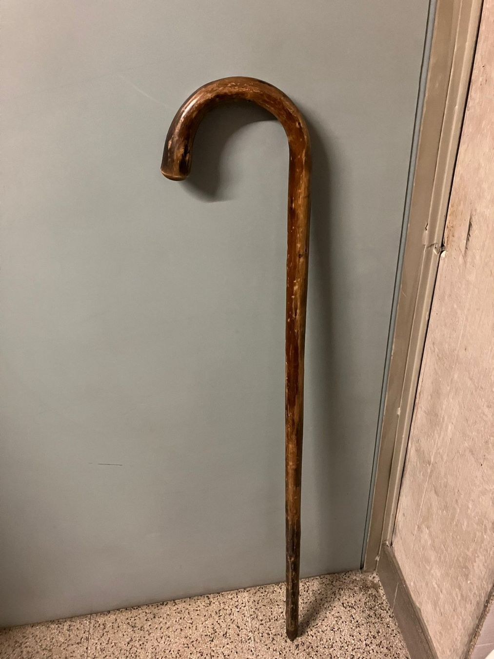 Ausili per la deambulazione: Bastone in legno con punta di metallo – Usato da Melano venduto da H-Sara