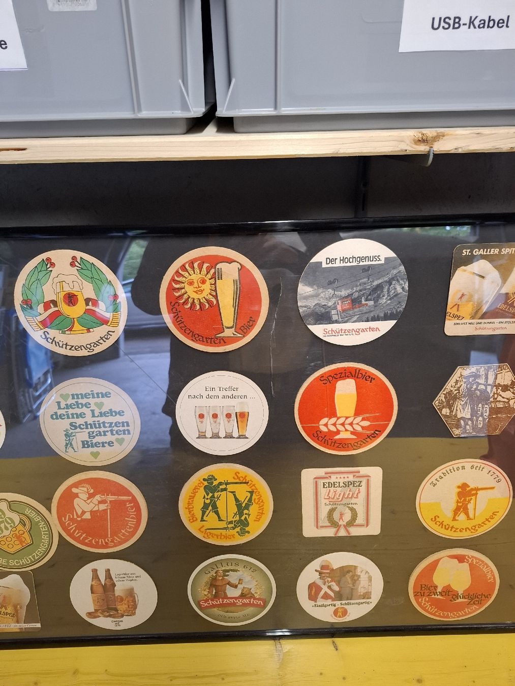 Sottobicchieri: Alte Bierdeckel Sammlung Schützengarten im Bilderrahmen – Usato da St.Gallen venduto da bpeter01 2