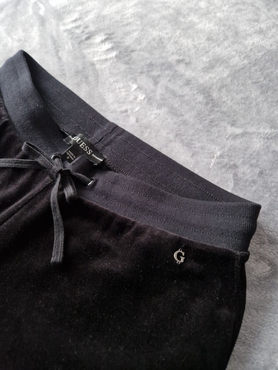 Guess Tute: Guess Velours-Trainingsanzug Schwarz Grösse S – Usato da Bülach venduto da Recherchieren 7
