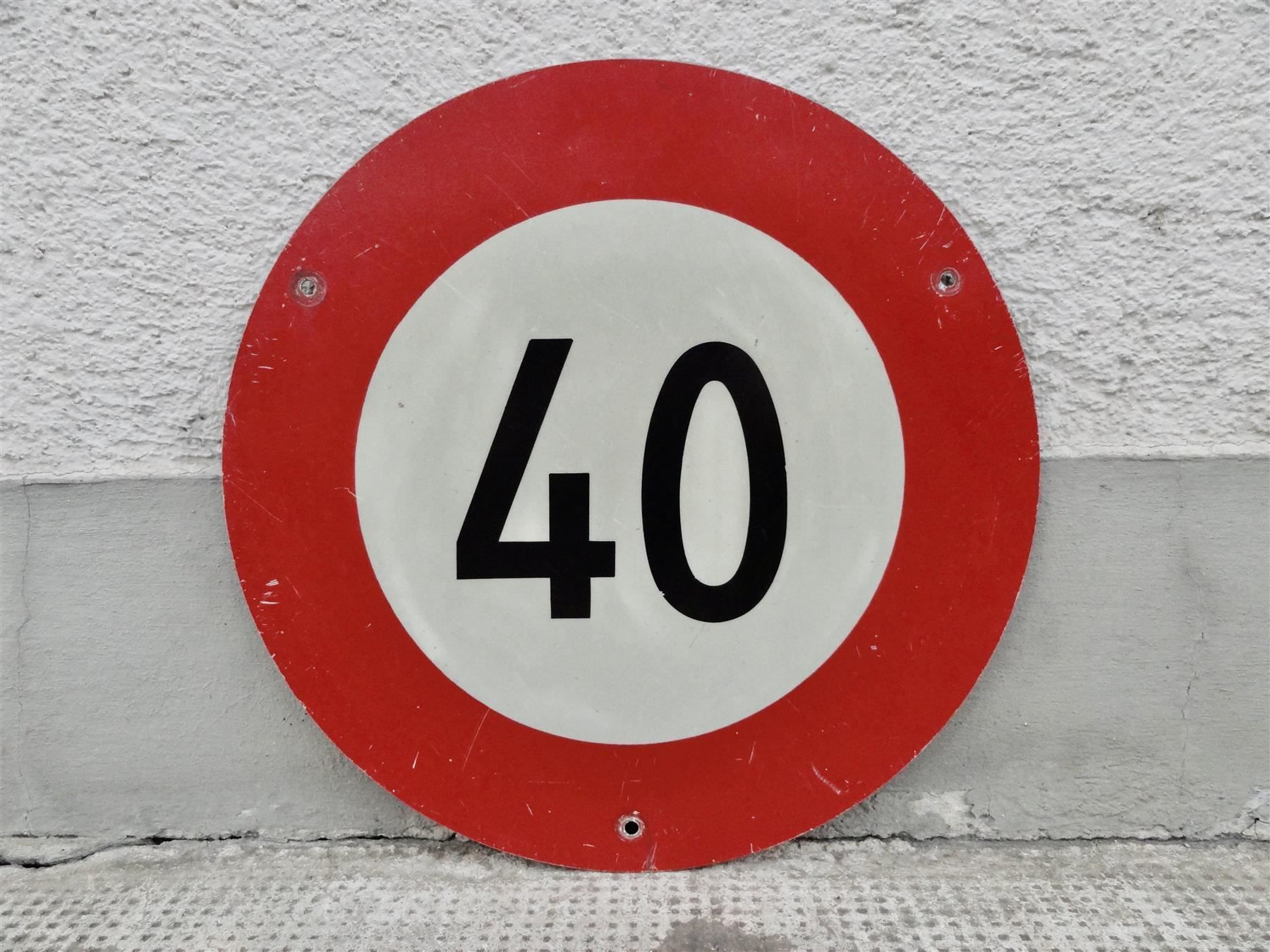Insegne: ALTES VERKEHRSSCHILD 40 LIMIT – Usato da Kerzers venduto da bottlesandboxes