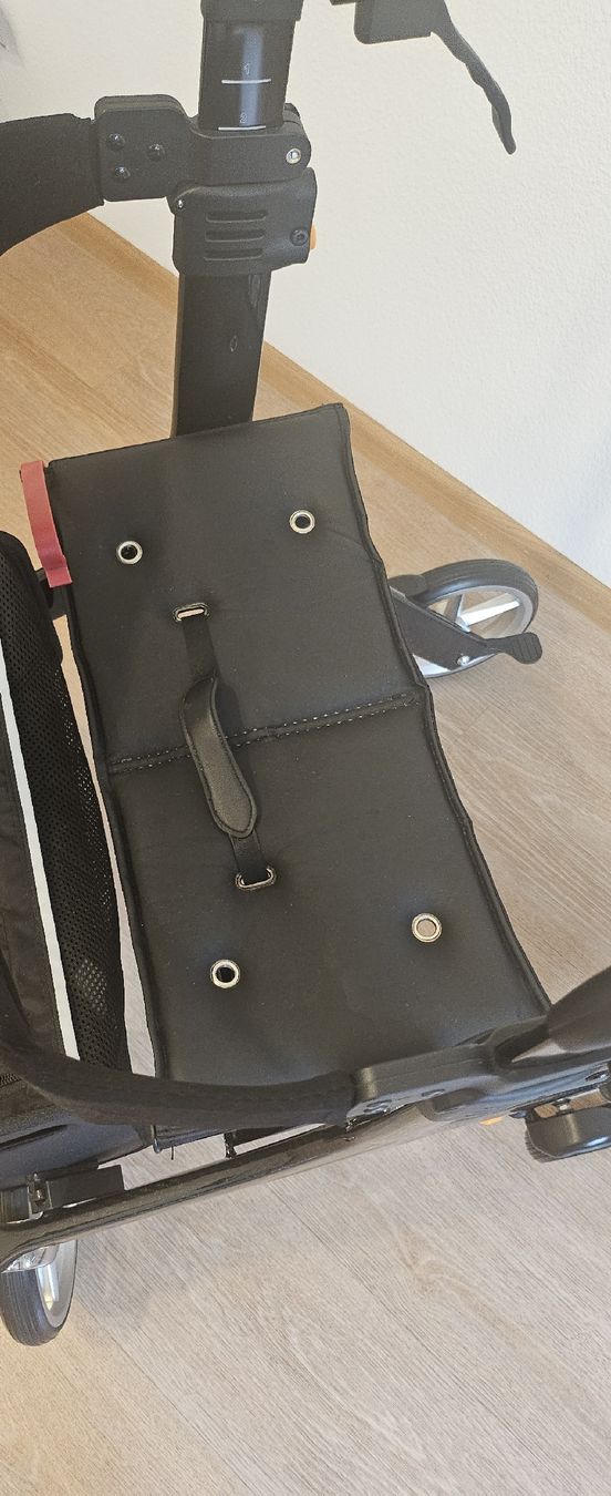 Ausili per la deambulazione: Rollator Bescomedical aus Carbon  – Usato da Basel venduto da Xanperican 8