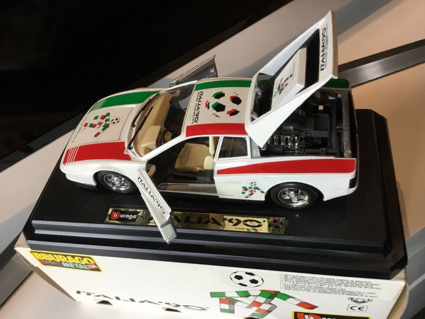 Ferrari Modellautos: FERRARI TESTAROSSA (1984), Massstab 1:24 – Neu und originalverpackt aus Erlenbach im Simmental von Model_box 6
