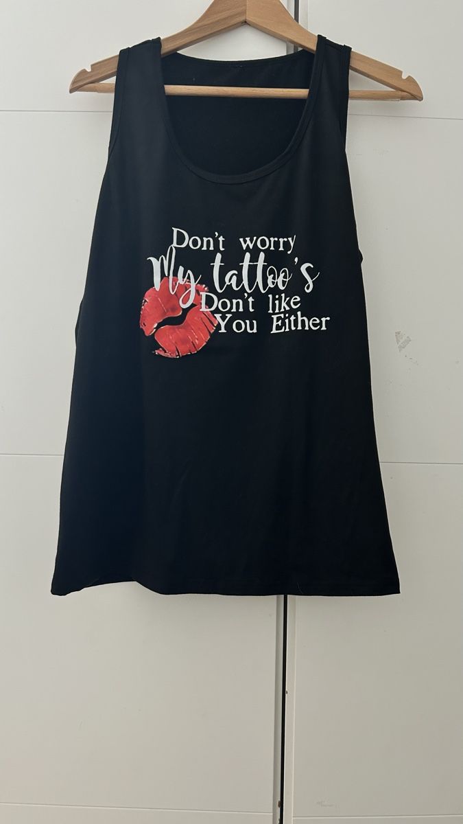 T-shirts: Schwarzes Tanktop mit Print "My tattoos don't like You Eithe – Neuf (Voir description) à Uster par Lunabird84