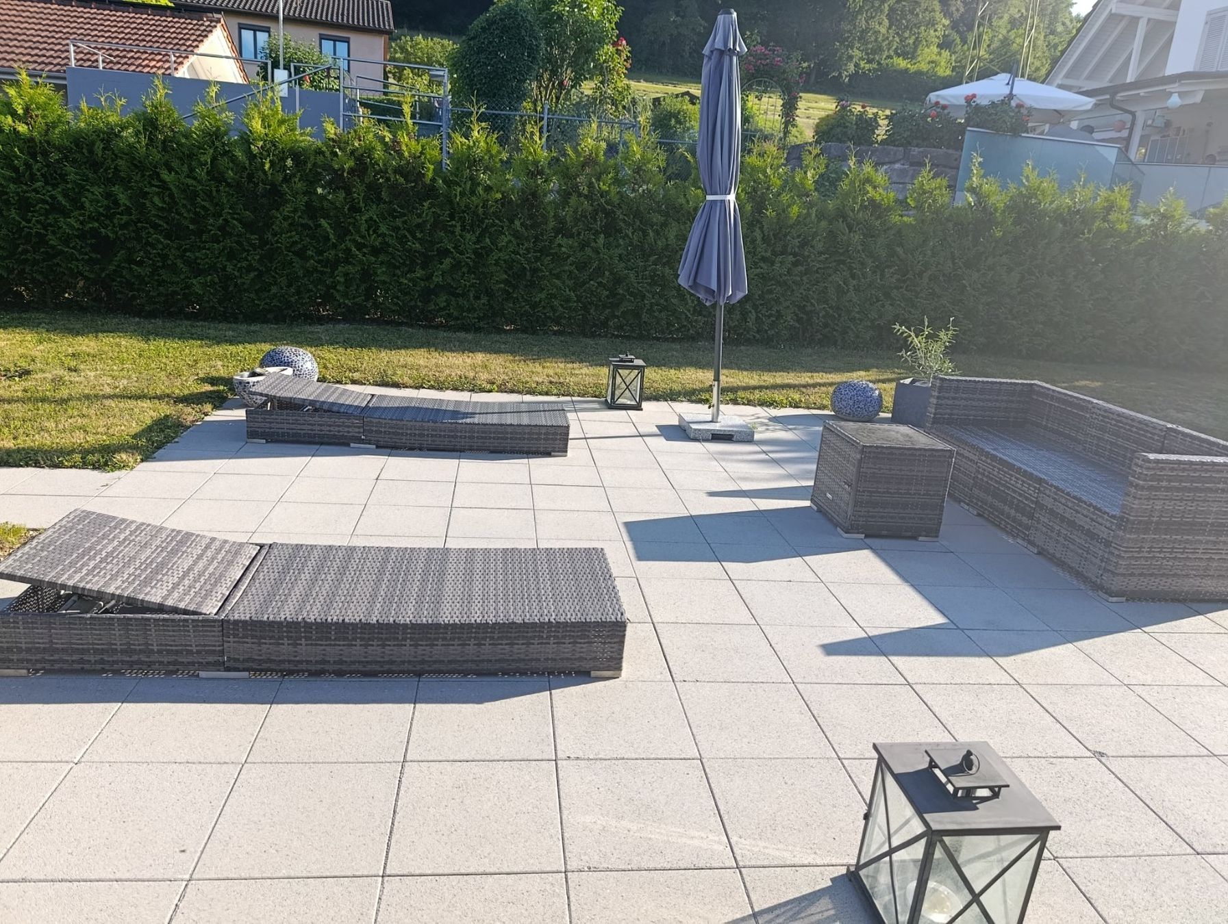 Sedie a sdraio: Rattan Liege Set mit Tischli grau melliert – Usato da Eiken venduto da Jblat 1
