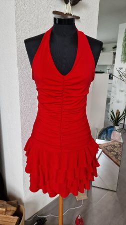 Hübsches Neckholder Kleid in schönem Rot