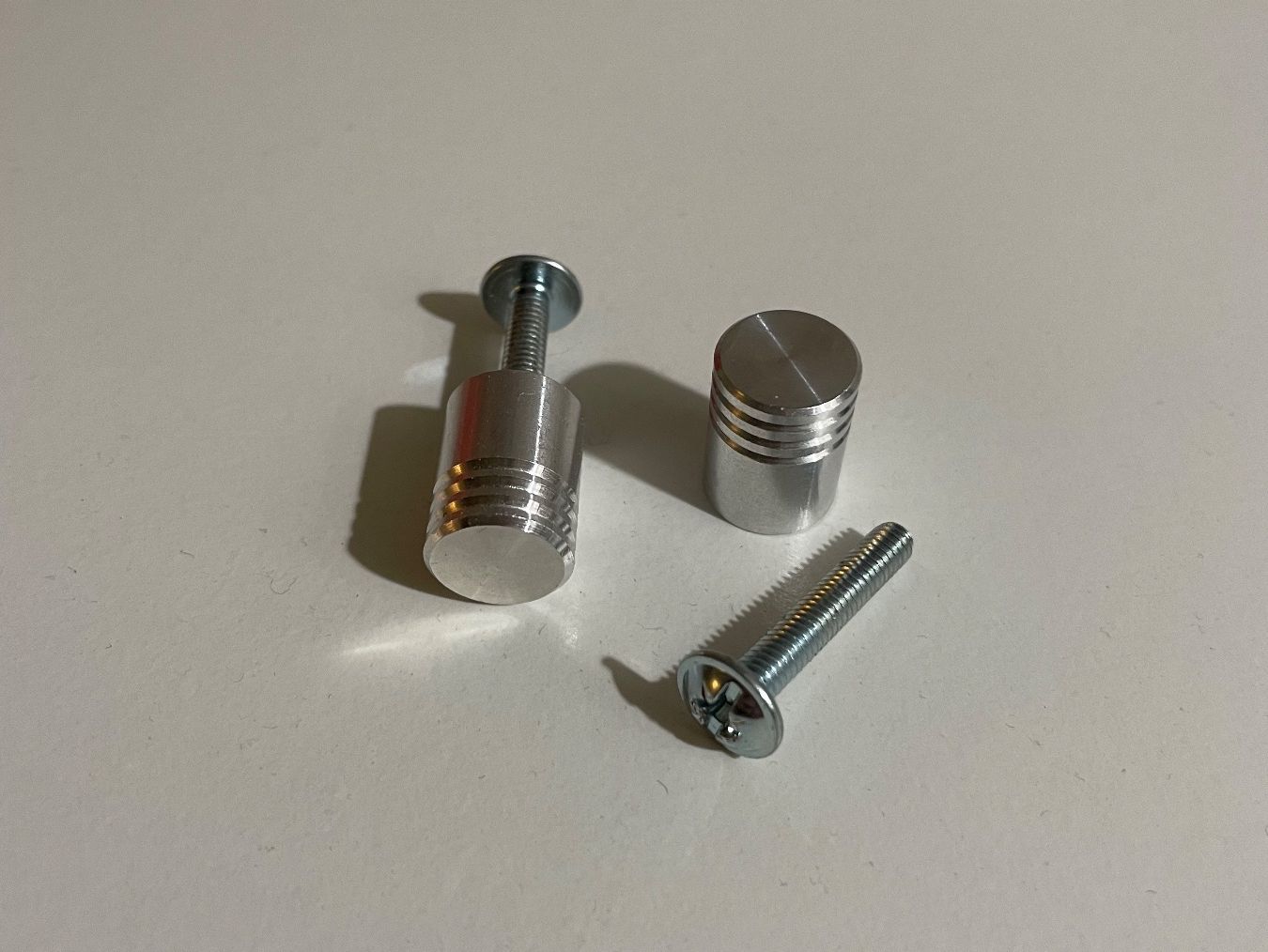 Ikea Eisenwaren: Möbelknopf / Möbelgriff, silber (KALLAX IKEA) – Gebraucht aus Zürich von mar_xfn9