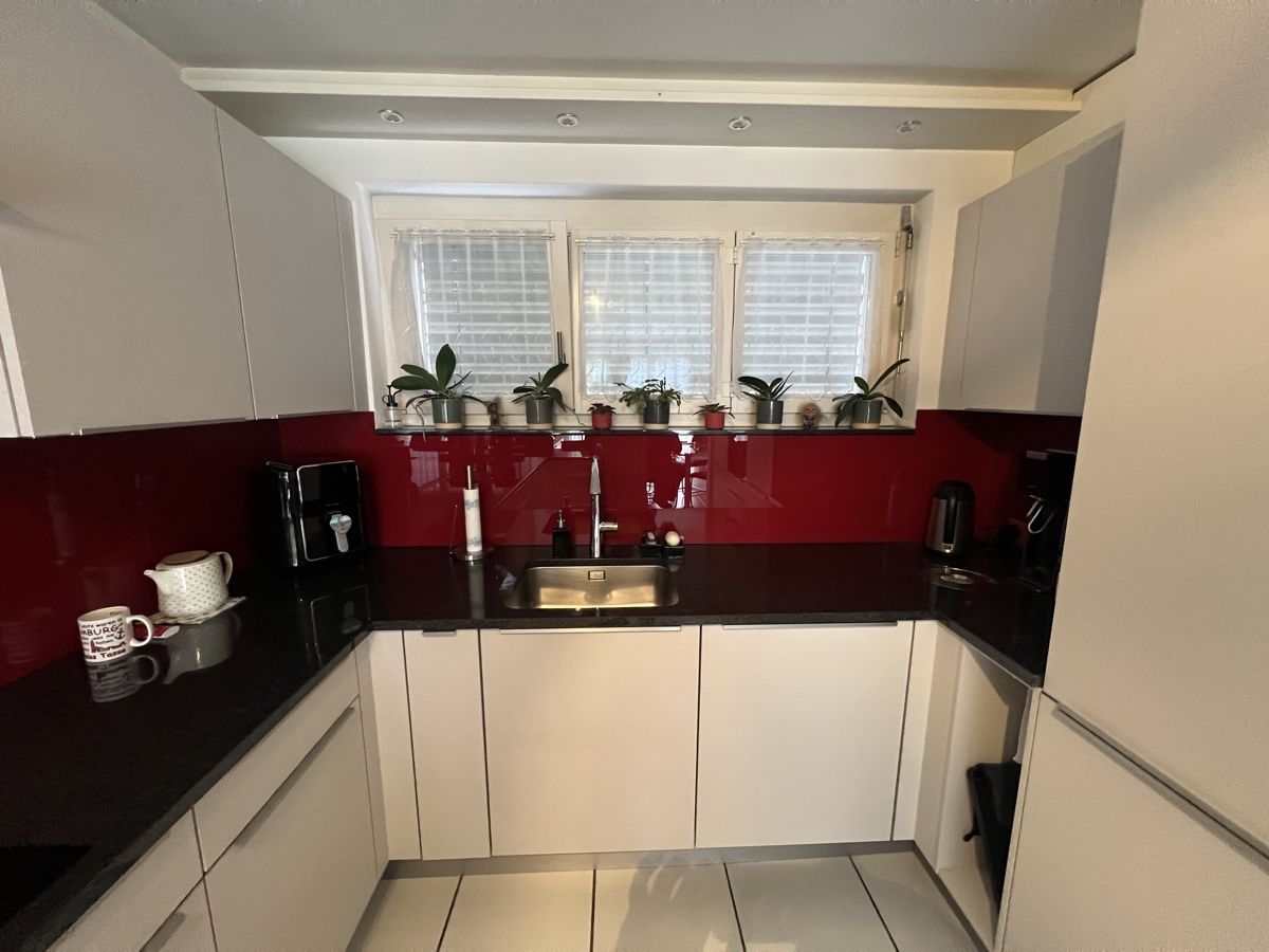 Cucine complete: Moderne Einbauküche mit Granitabdeckung & Geräten – Usato da Erlinsbach venduto da Sphair01 3