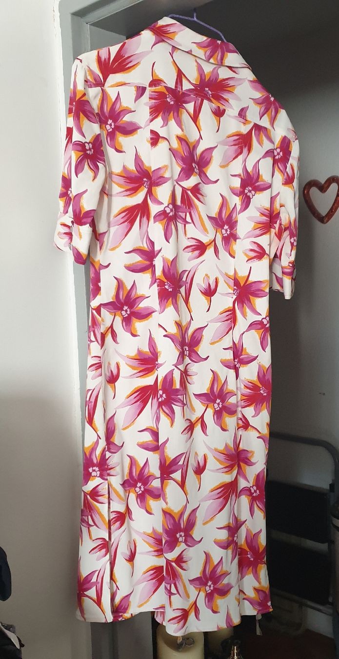 Versace Kleider: Versace schönes blumiges Kleid Gr. 32/46 – Neu (gemäss Beschreibung) aus Frenkendorf von Moon111 3