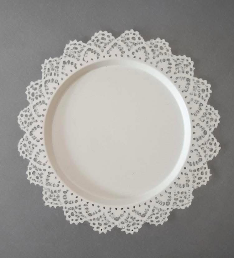 Ikea Piatti di portata: Weisses Vintage Tablett mit Spitze, Durchmesser 35cm – Nuovo e nell'imballaggio originale da Hittnau venduto da Katzenherz