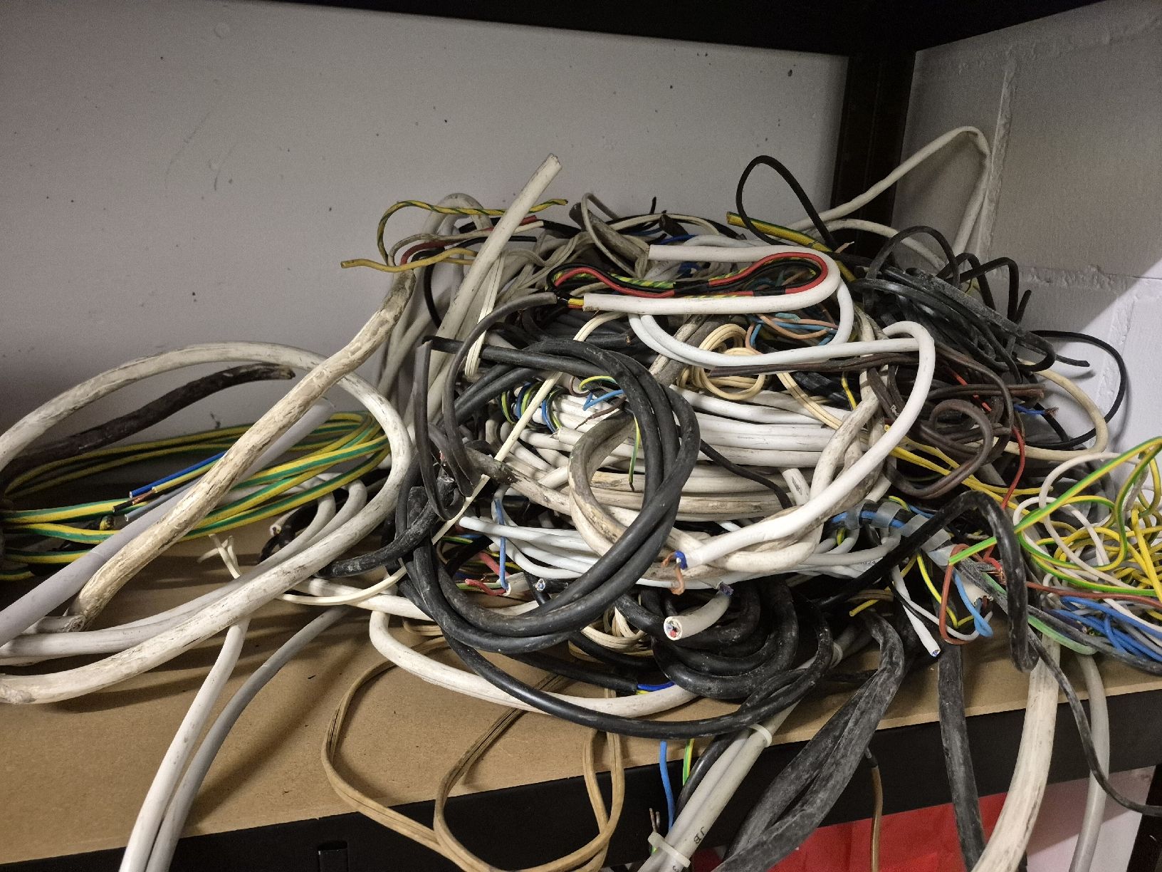Câbles: kabel – Défectueux à Fehraltorf par Schmid_Y