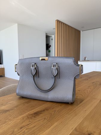 Burberry Handtasche Leder grau mit Golddetails