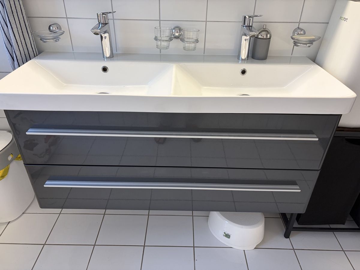 Badezimmermöbel: Doppelwaschtisch Modern 3.0 mit zwei Wasserhähnen – Gebraucht aus Schaffhausen von Evreskl91