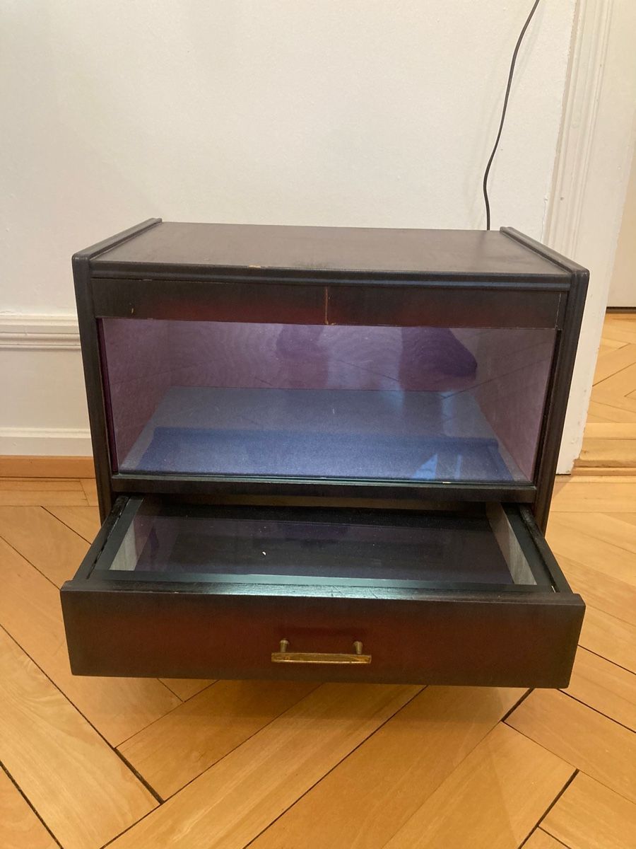 Vitrinen: Nachttisch antik / Vitrine beleuchtet, Kunstobjekt – Gebraucht aus Zürich von Starstone