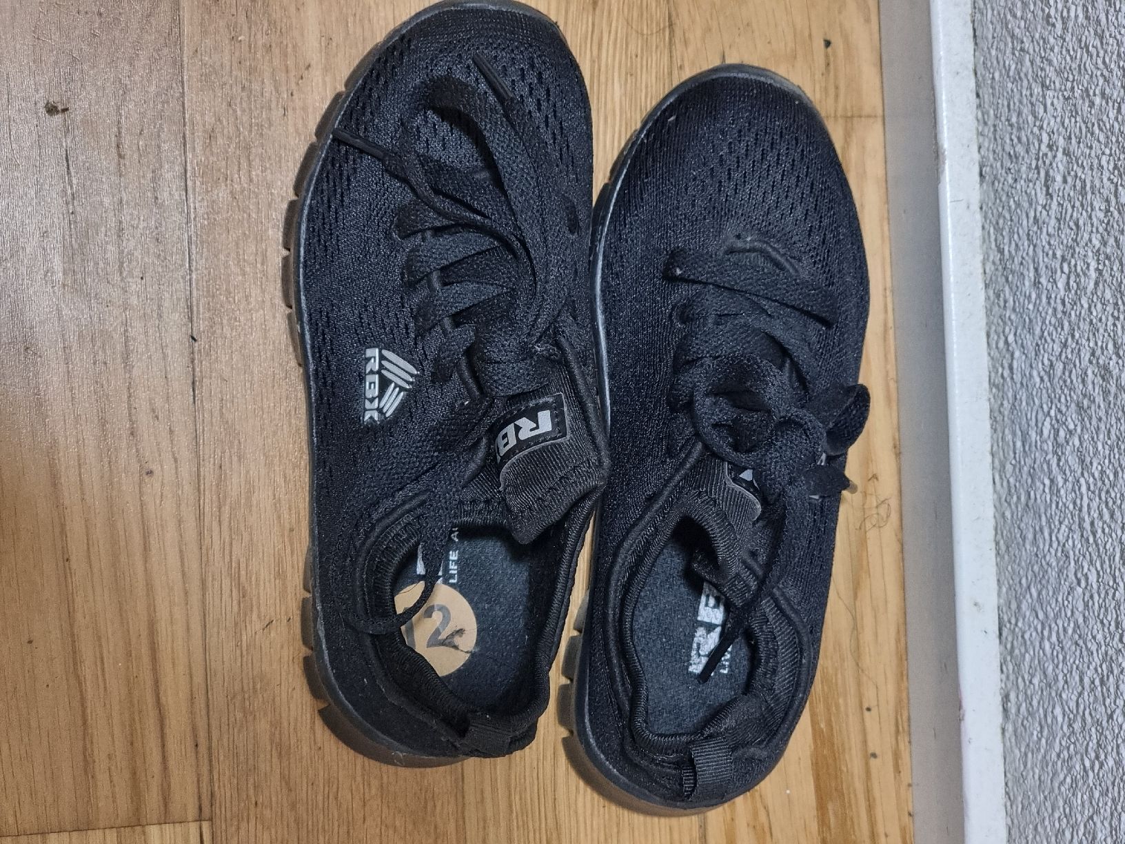 Schuhe für Jungen: Stylische schwarze Sneaker, Grösse EU 30 – Neu (gemäss Beschreibung) aus Stallikon von tim079 2