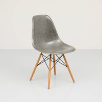Eames Side Chair Elefantengrau mit Vitra Fuss