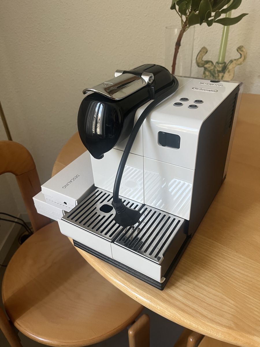 De'Longhi Kaffeemaschinen & Espressomaschinen: Nespresso DeLonghi Kaffeemaschine – Gebraucht aus Zürich von cbraunsc