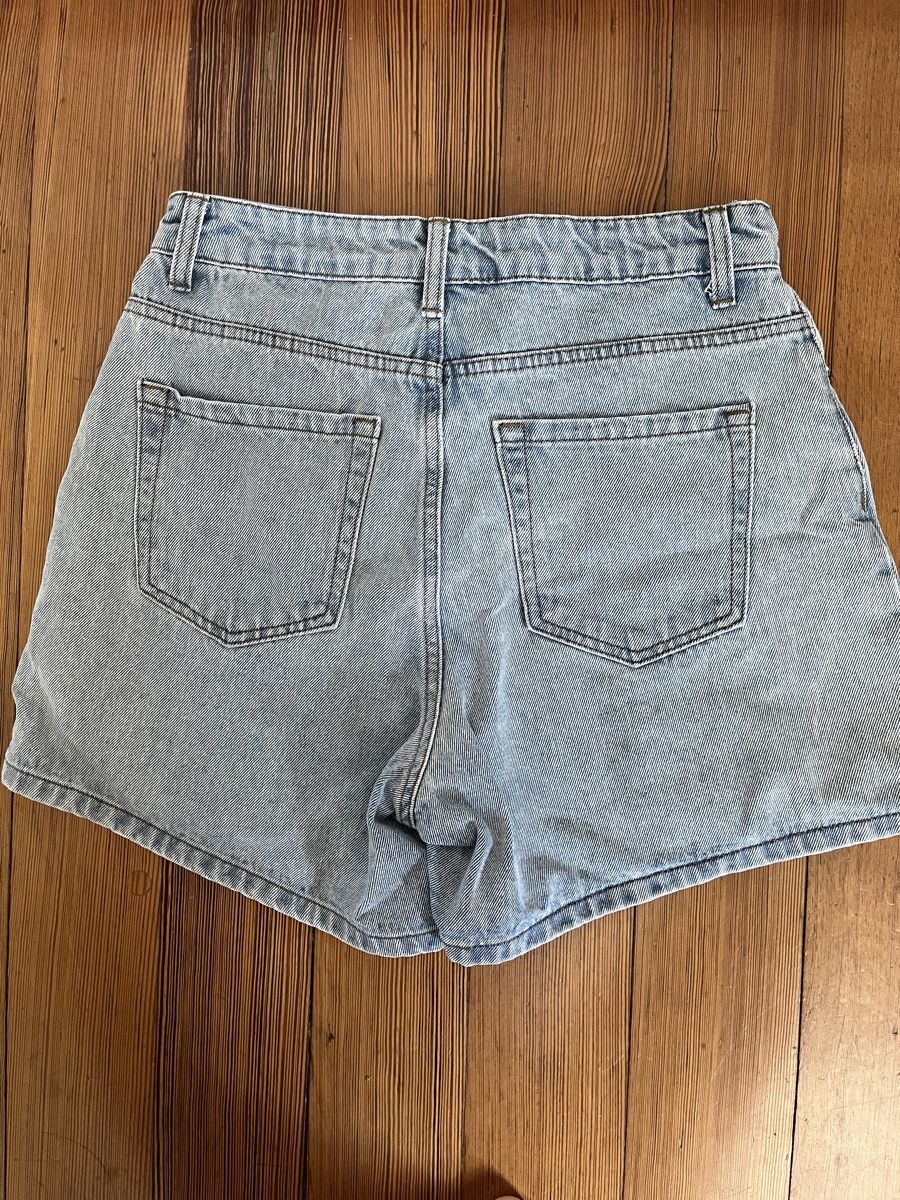 Jeans: DISSH - Denim Shorts EU38 – Usato da Unterseen venduto da BiancaNBozo 3