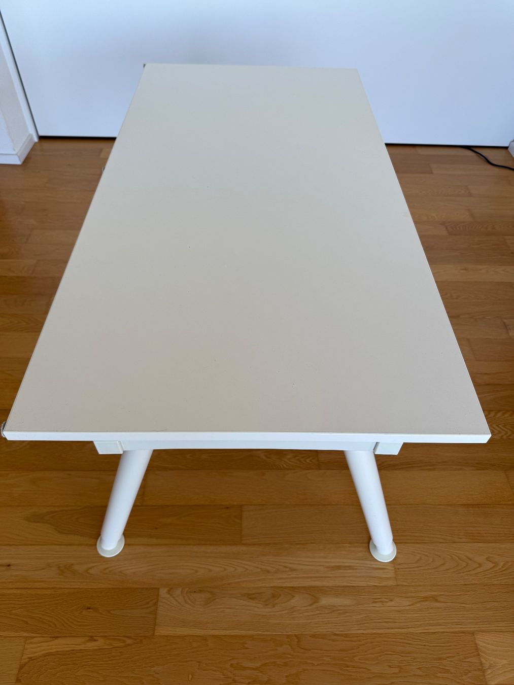 Ikea Scrivanie: Weisses Pult manuell höhenverstellbar – Usato da Gisikon venduto da Leandro2006