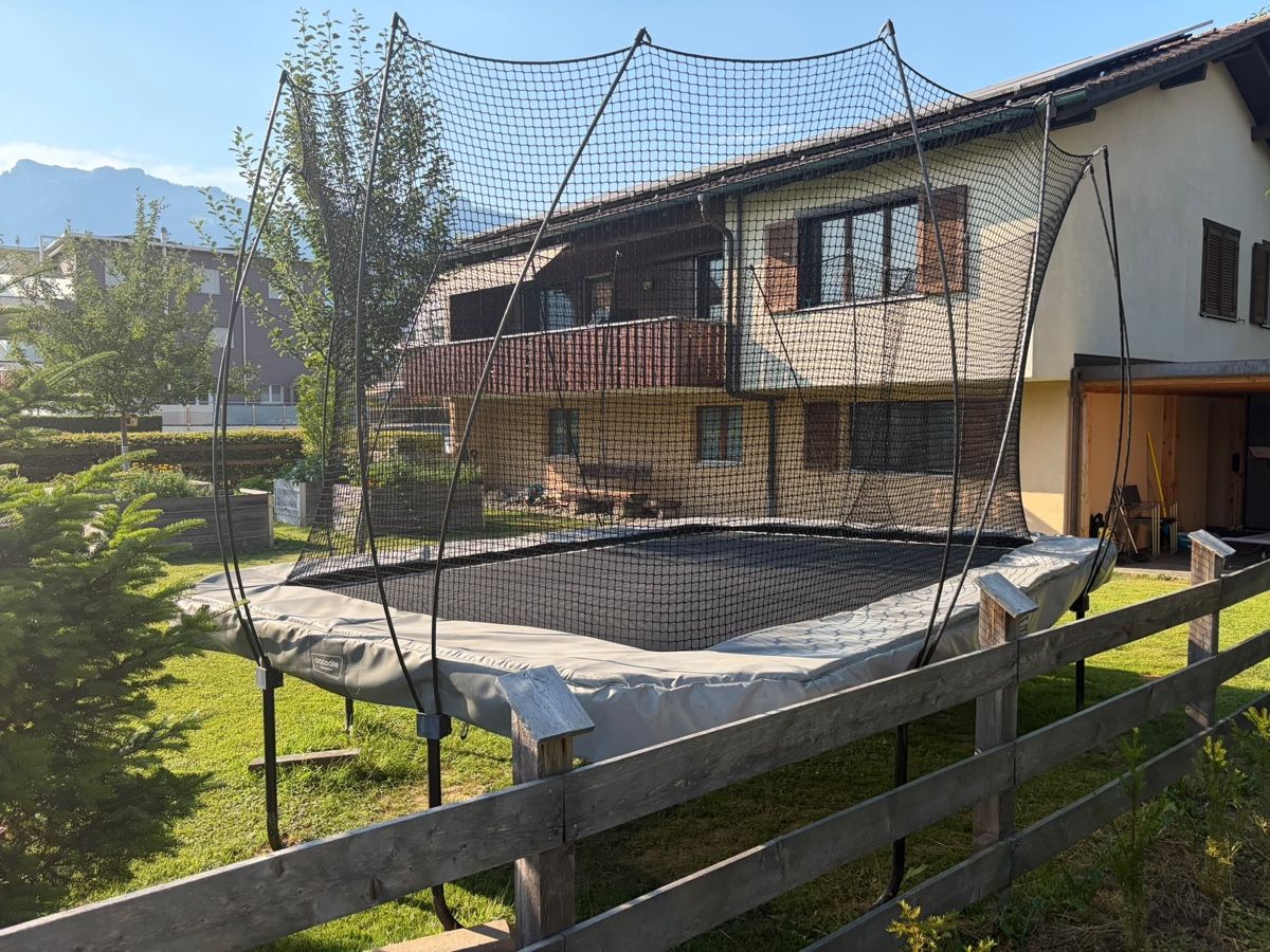 Trampoline: Trampolin Crocodile Slimline X33 mit Sicherheitsnetz – Gebraucht aus Ruggell von Bibi001