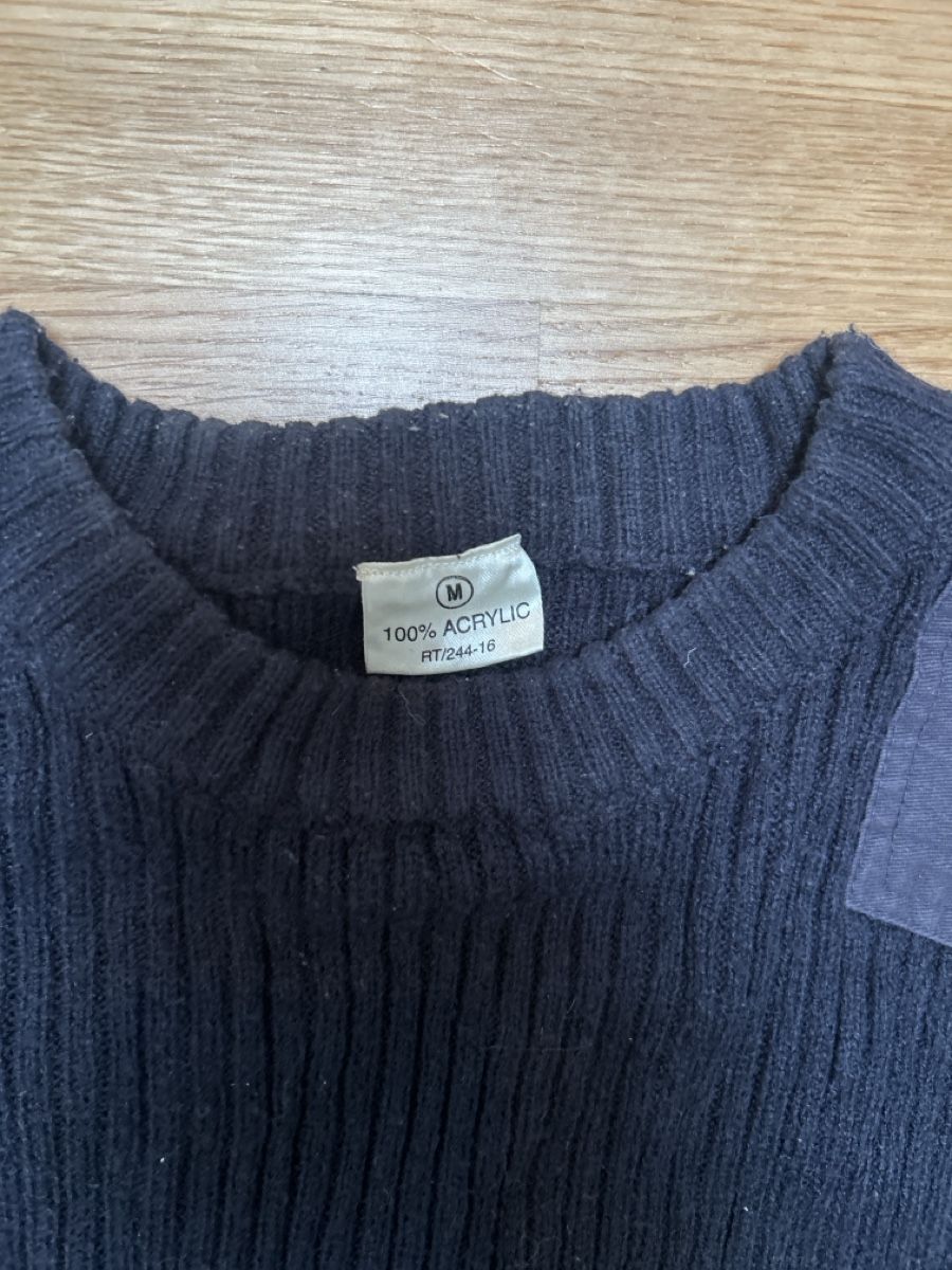 Pulls & Sweat-shirts: Pullover dunkelblau mit Verstärkung Grösse M – D'occasion à Luzern par ThrowbackVintage 1