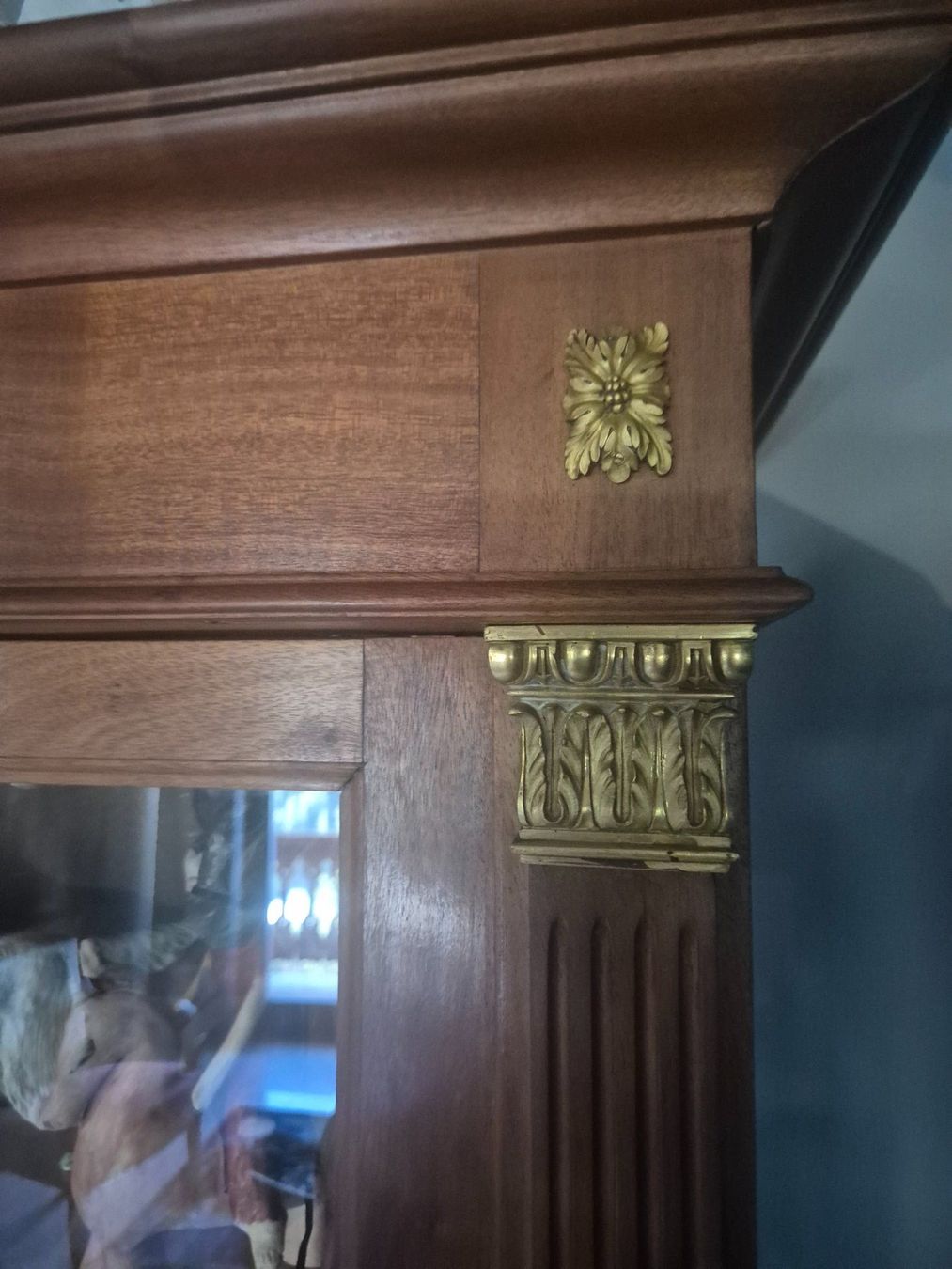Vetrine: Exceptionnel meuble vitrine Empire – Usato da Morgins venduto da pmd_px9d 3