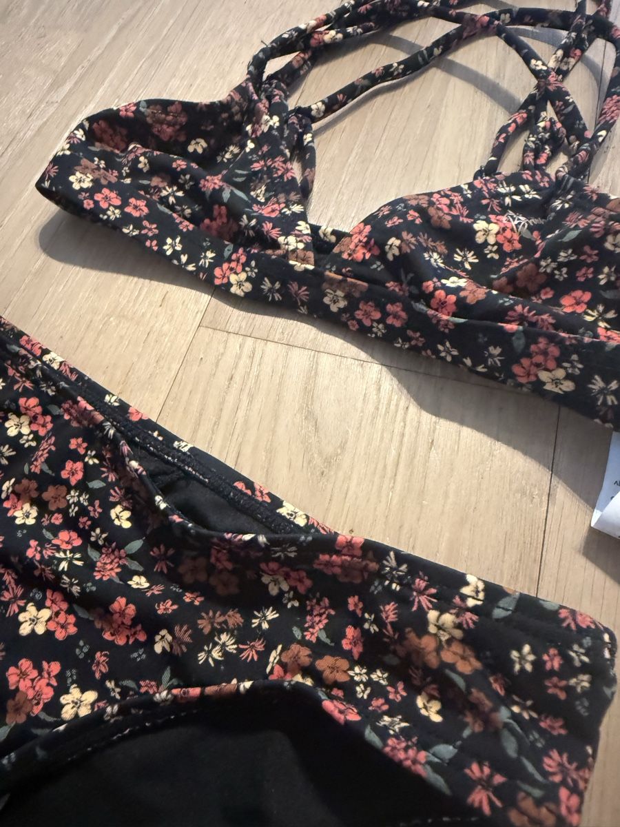 Maillots de bain: Blumen Bikini Set, grösse 128 – D'occasion à Winkel par zucchetti 1