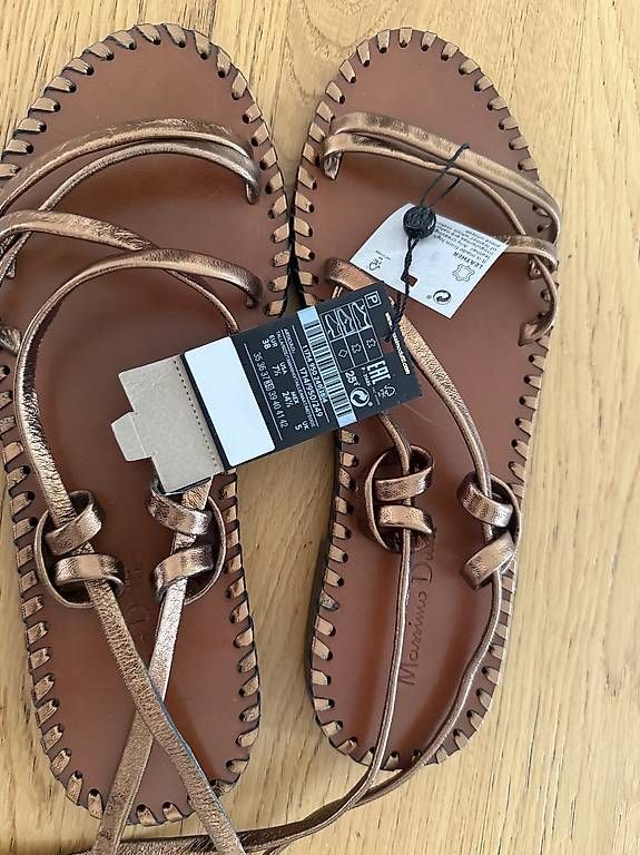 Chaussures femmes: Massimo Dutti new sandals 38!  – D'occasion à Wallisellen par Marij1986 2