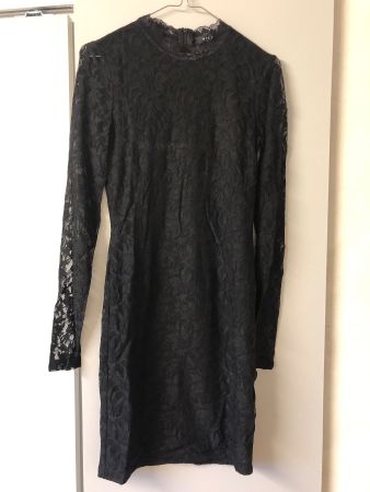 Schwarzes Kleid mit Spitzen