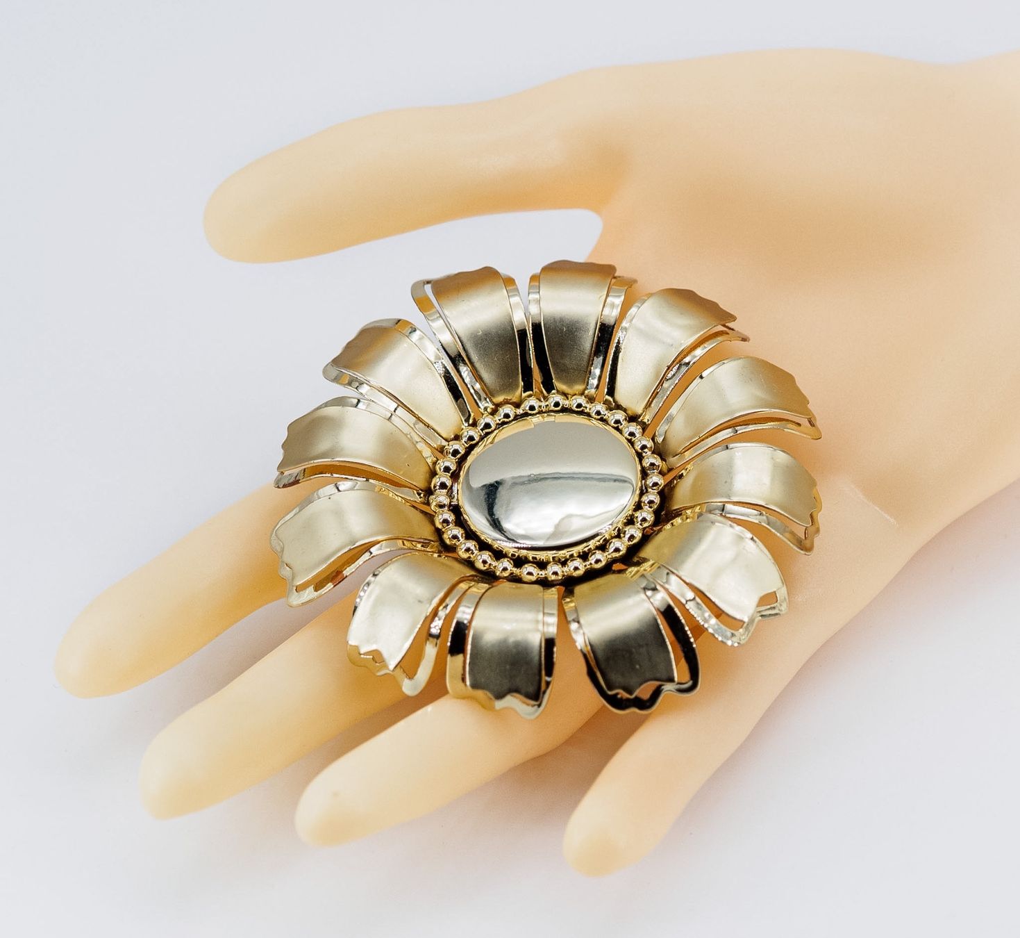 Spille & Fermagli: Vintage 60er Statement Brosche; grosse goldfarbene Blüte – Usato da Zürich venduto da nostalgic_treasures 1