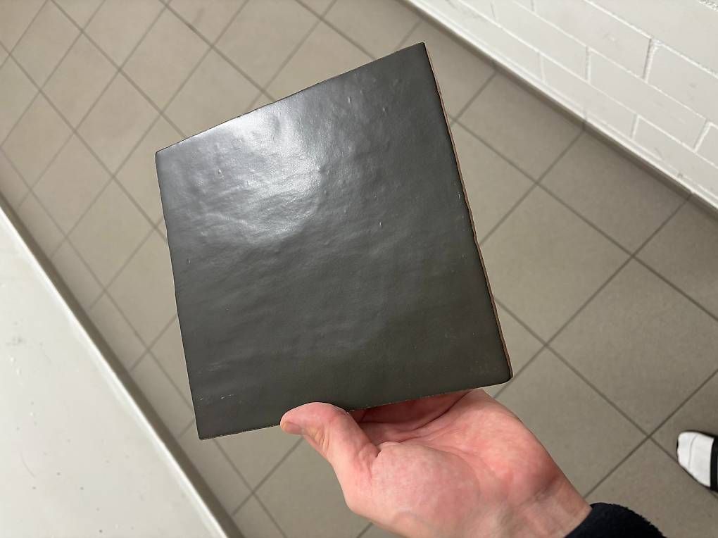 Bodenbeläge: Cobsa Keramikfliesen 20x20 cm anthrazit / dunkelgrau – Gebraucht aus St. Gallen von classysale