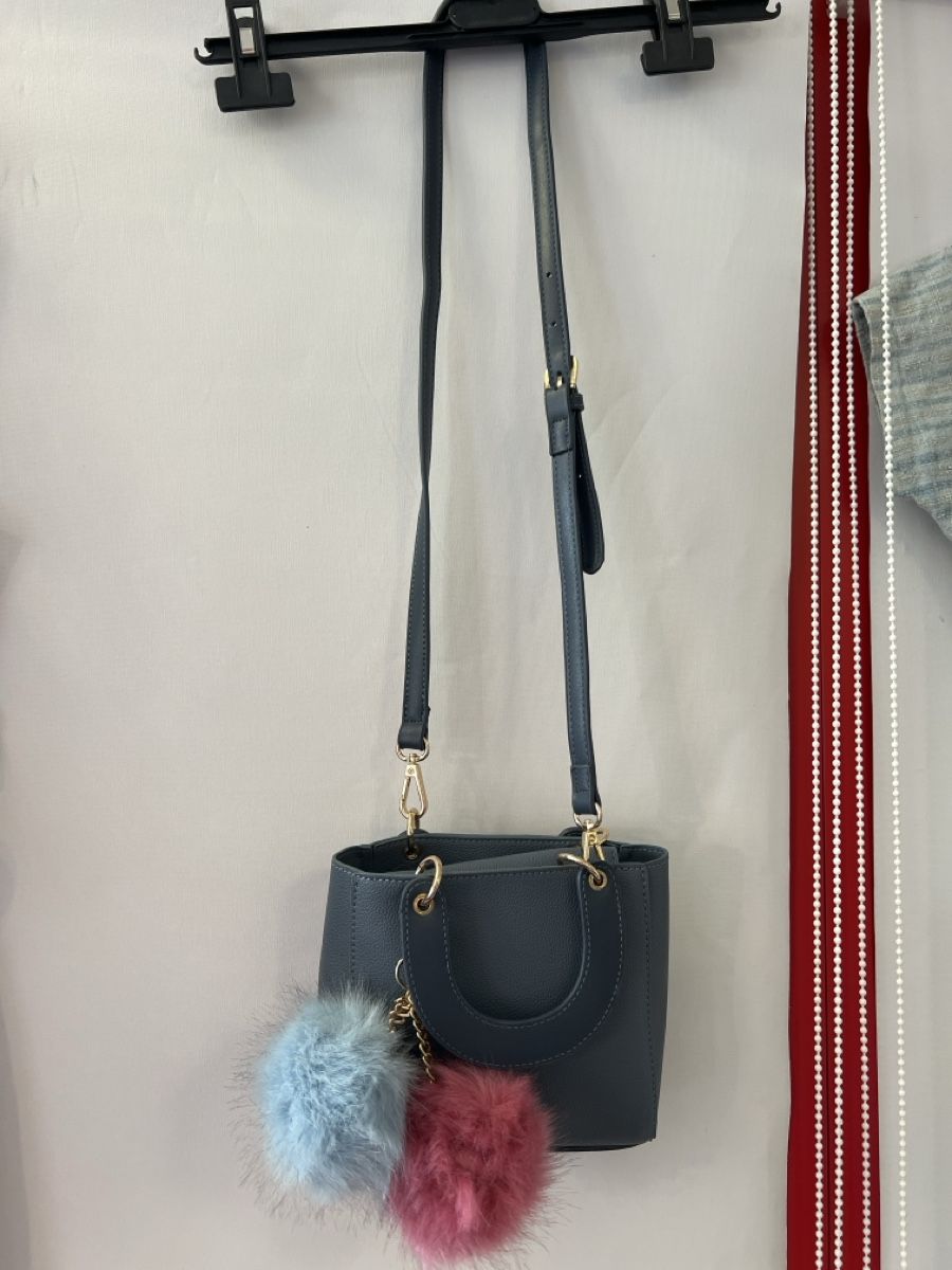 Manor Borse da donna: Kleine graue Handtasche mit Pompons – Usato da Oberglatt ZH venduto da ble_75jw 3