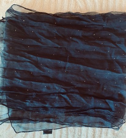 Foulard léger noir à points dorés 