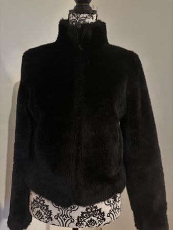 Winter Jacke - schwarze Felljacke, Grösse M, neuwertig!