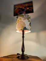 Elegante Tischlampe mit Holzfus