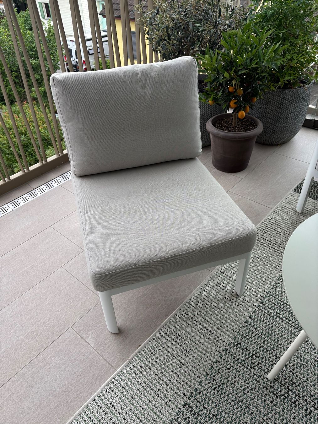 Chaises: Lounge-Sessel Aluminium weiss mit Polster hellgrau – D'occasion à Arbon par Bclaudio1 1