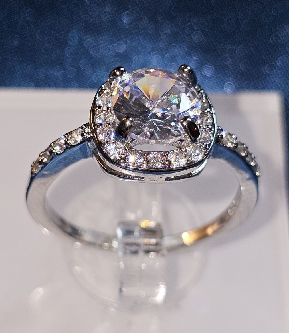 Anelli: Klassischer Ring mit weissem Stein, 925 versilbert, Gr. 8 – Nuovo (secondo la descrizione) da Grenchen venduto da maretop