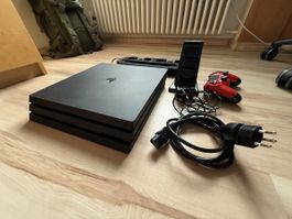 Gepflegte PS4 Pro 1TB (mit Zubehör)