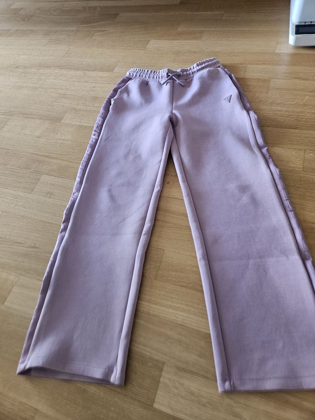 Guess Pantaloni: jogginghose von Guess – Nuovo (secondo la descrizione) da Luzern venduto da Dan_8m79 2
