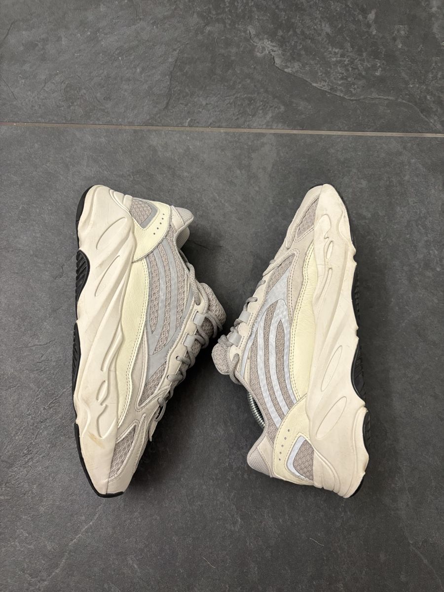 Adidas Chaussures hommes: Adidas × Yeezy Boost 700 V2 – D'occasion à Hünibach par Nic_np8c 2