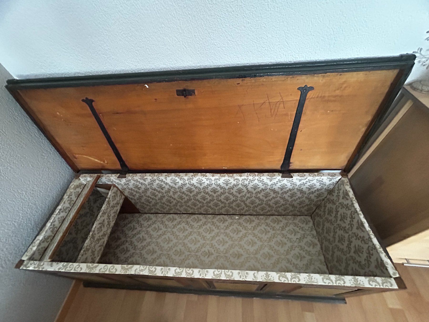 Truhen: Ancien bahut année 1850 env. – Gebraucht aus Tavannes von Zitume 2