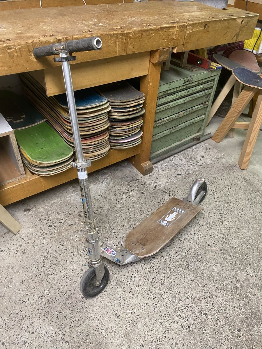 Micro Kickboard: Micro Scooter mit Skateboard-Deck repariert. – Usato da Luzern venduto da liv_6vvc