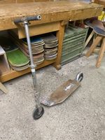Micro Scooter mit Skateboard-Deck repariert.