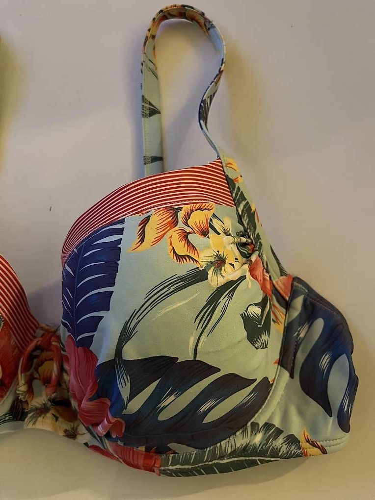 Costumi da bagno & Bikini: wunderschönes Bikini Oberteil mit Blumenmuster Grösse – Nuovo e nell'imballaggio originale da Zürich venduto da cel_cw9k 1