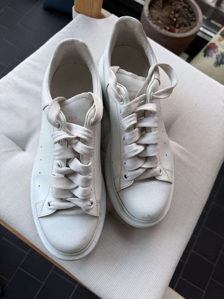 Alexander Mcqueen Herrenschuhe: Alexander McQueen White Oversized Sneakers - Size 38.5 👟  – Gebraucht aus Pfäffikon ZH von Mish-mischelina 2