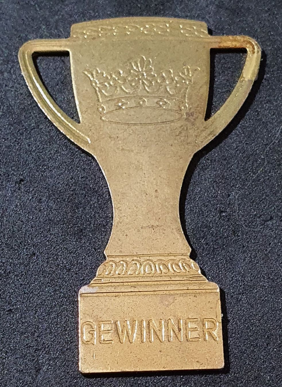 Altre raccolte & rarità: V291 - Platte Pokal Krone GEWINNER – Usato da Reinach BL venduto da Boston-Verkauf 2