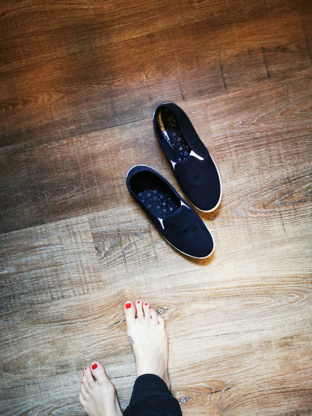 Scarpe da donna: Dunkelblaue Slip-Ons, Stoffschuhe, – Usato da Balsthal venduto da Leila_Luna